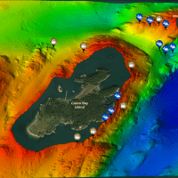 Image numérique des couleurs de l’arc-en-ciel du fond marin, créée à partir des données du sonar multifaisceaux avec les points d’intérêts indiqués.