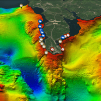 Image numérique  des couleurs de l’arc-en-ciel du fond marin, créée à partir des données du sonar multifaisceaux avec les points d’intérêts indiqués.