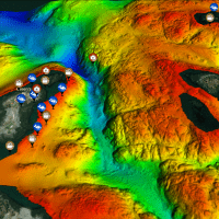 Image numérique  des couleurs de l’arc-en-ciel du fond marin, créée à partir des données du sonar multifaisceaux avec les points d’intérêts indiqués.