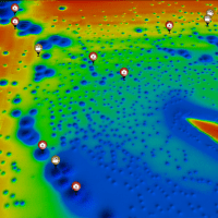 Image numérique des couleurs de l’arc-en-ciel du fond marin, créée à partir des données du sonar multifaisceaux avec les points d’intérêts indiqués.