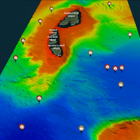 Image numérique des couleurs de l’arc-en-ciel du fond marin, créée à partir des données du sonar multifaisceaux avec les points d’intérêts indiqués.