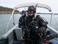 Une photo de Peter Lawton et un collègue vêtus de l’équipement de plongée marine et prêts à plonger, à bord du ‘SeaWolf’.