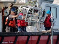 Une photo des scientifiques de Pêches et Océans Canada en train de déployer un système de caméra de fond du ‘Viola Davidson’.